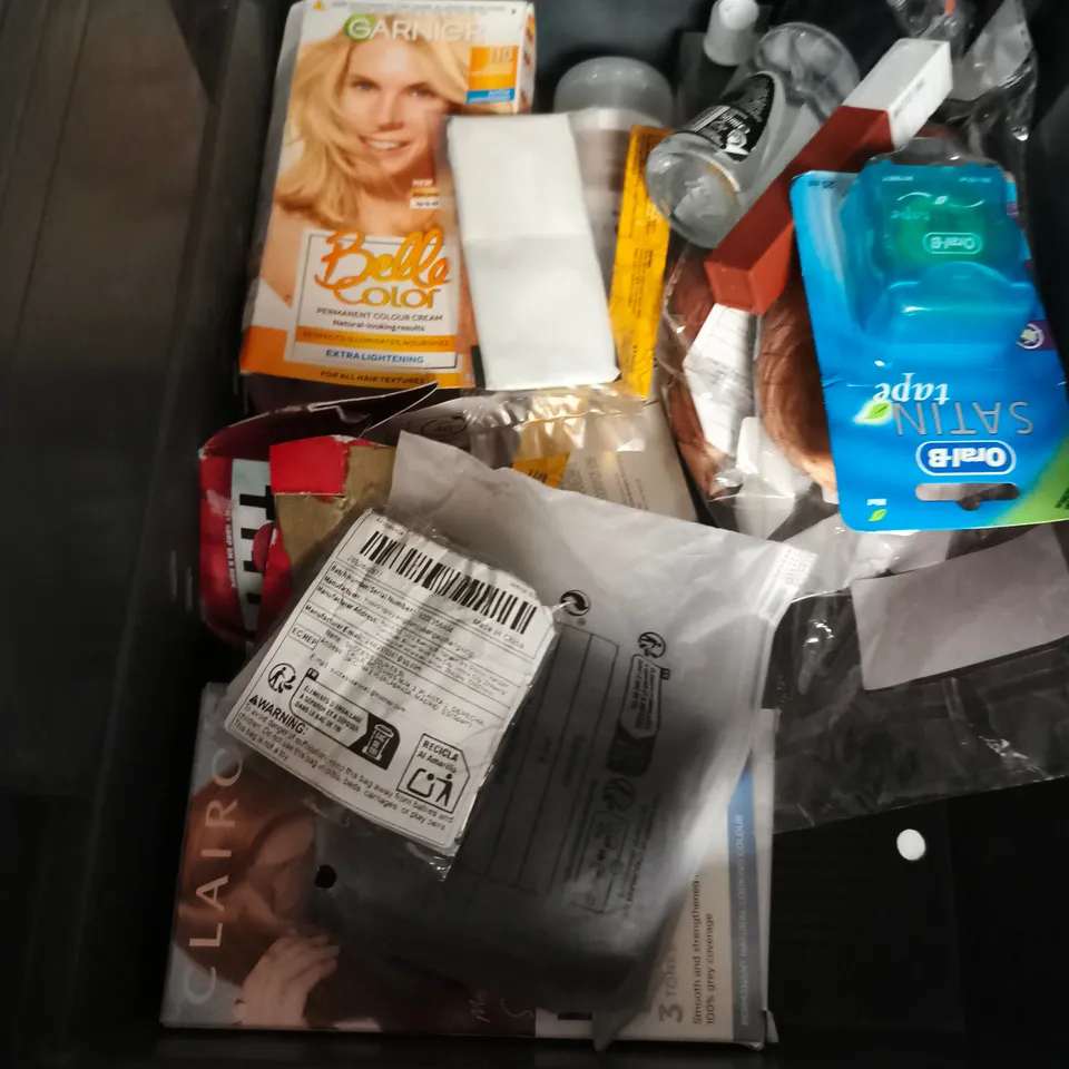 APPROXIMATEY 20 ASSORTED HEALTH AND BEAUTY PRODUCTS TO INCLUDE - COSY CARAMEL BODY MIST - BIODERMA SENSIBIO H2OMICELLAR WATER - BULLDOG ORIGINAL MOISTURISER - ETC