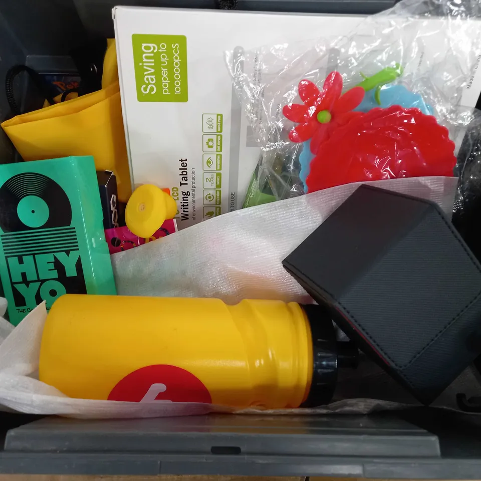 BOX OF APPROX 20 ASSORTED TOYS TO INCLUDE - HEY YO THE CARD GAME WITH A BEAT - BLACK CARD HOLDING BOX - DANBAI JURASSIC WORLD TAMAGOTCHI ECT