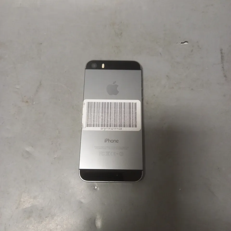 APPLE IPHONE 5S IN BLACK/SILVER