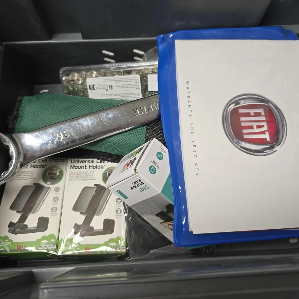 APPROXIMATELY 6 ASSORTED VEHICLE PARTS & ACCESSORIES TO INCLUDE RATCHET SPANNER, 360 PHONE STAND, CHAIN, ETC