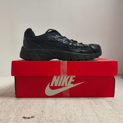 BOXED PAIR OF NIKE P-6000 TRAINERS IN BLACK SIZE UK 5