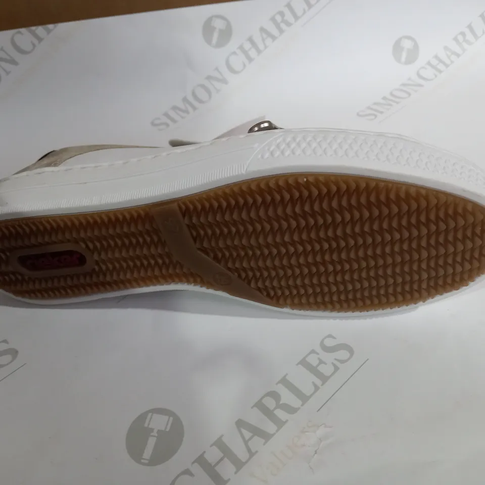 EIEKER WHITE SHOES SIZE 6