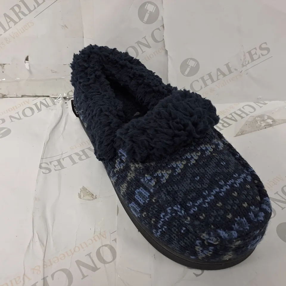 PAIR OF MUK LUKS ANAIS SLIPPERS IN NAVY/LIGHT BLUE - SIZE 8