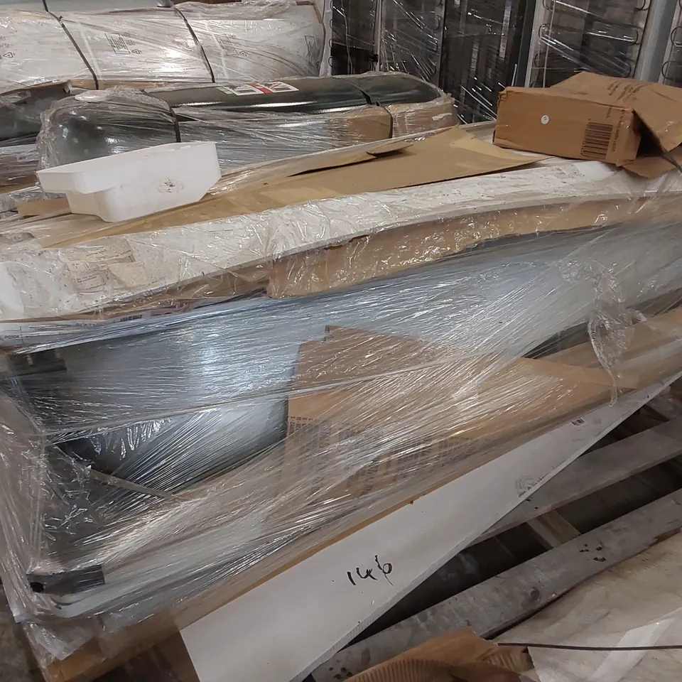 PALLET OF ASSORTED BATHROOM PRODUCTS TO INCLUDE BATHS ETC 