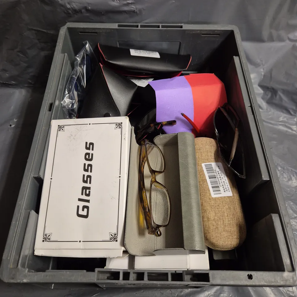 APPROXIMATELY 20 ASSORTED JEWELLERY PRODUCTS TO INCLUDE SUNGLASSES , ETC