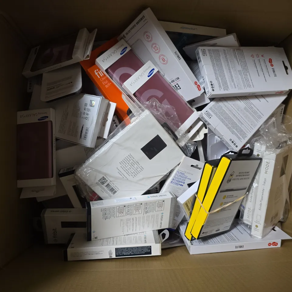 APPROXIMATELY 80 ASSORTED ELECTRICAL ITEMS TO INCLUDE OTTER SYMMETRY SAMSUNG CASE, MODE KINDLE PAPERWHITE CASE, FITBIT VERSA METAL MESH BAND, ETC - COLLECTION ONLY