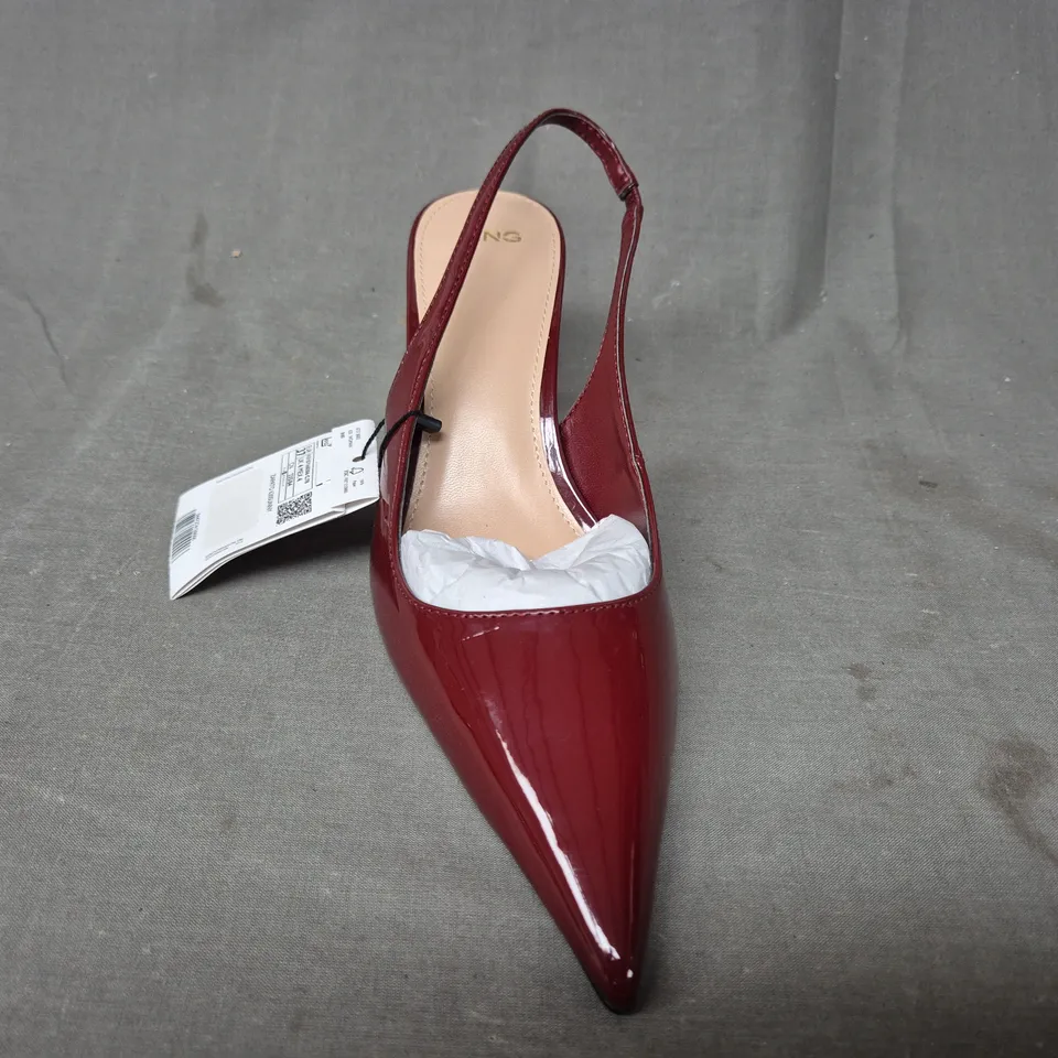 BOXED PAIR OF MNG POINTED TOE HEELED SLINGBACK SHOES IN WINE RED UK SIZE 4