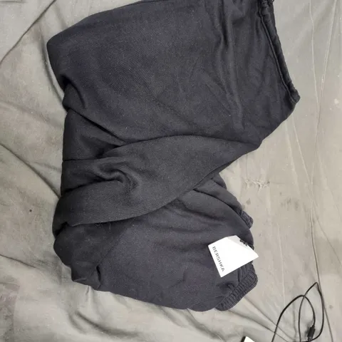 BERSHKA BLACK SWEATPANTS – SIZE M (MEN)