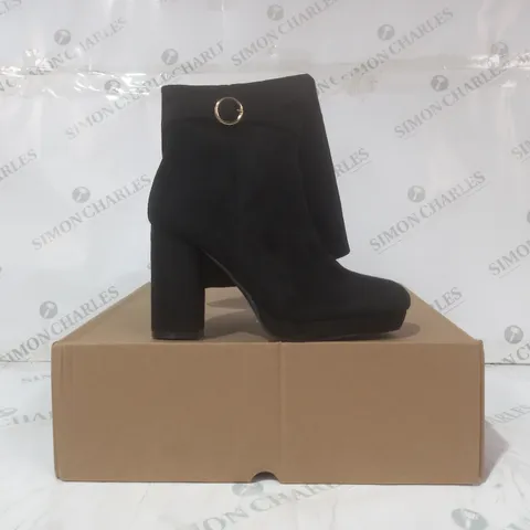 BOXED PAIR OF V BY VERY HIGH BLOCK HEEL BOOTS IN BLACK SIZE 5