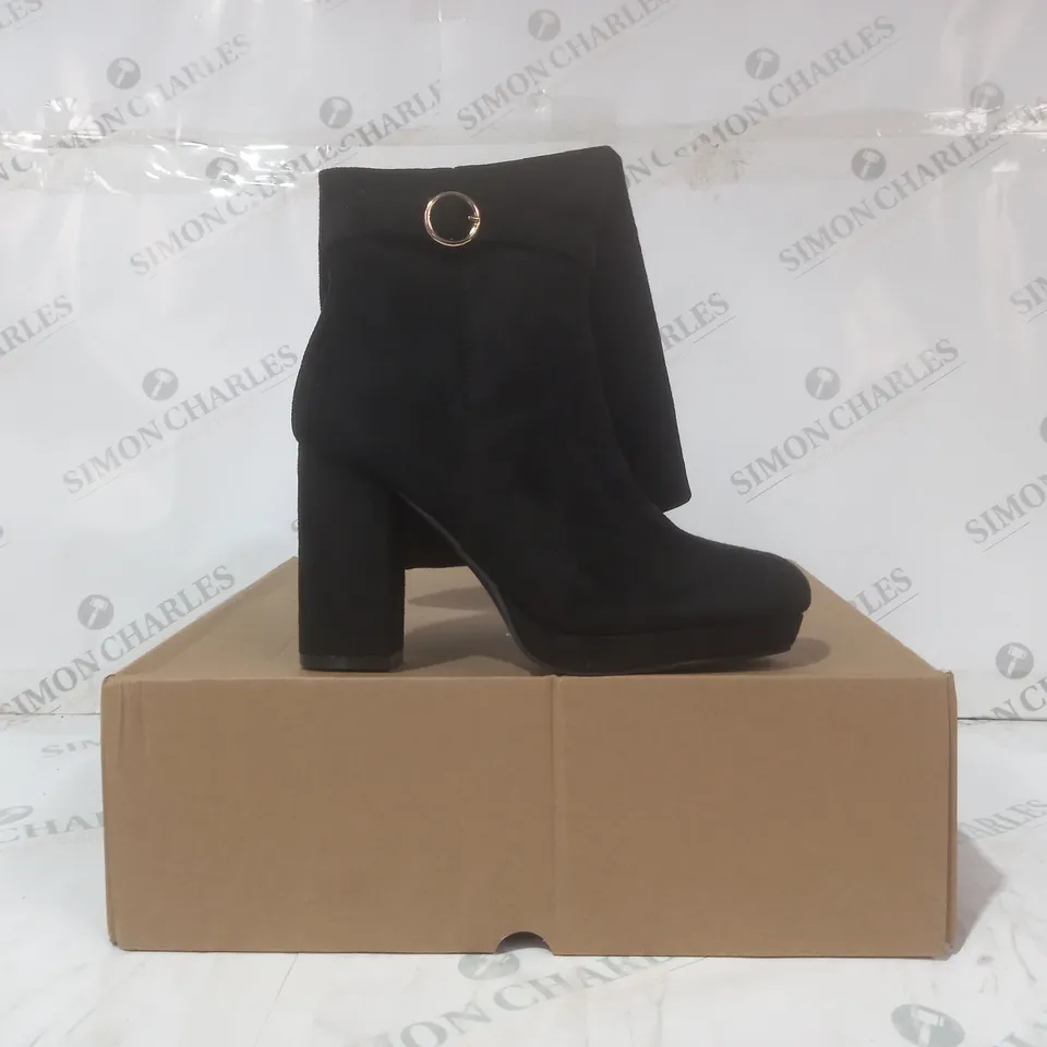 BOXED PAIR OF V BY VERY HIGH BLOCK HEEL BOOTS IN BLACK SIZE 5