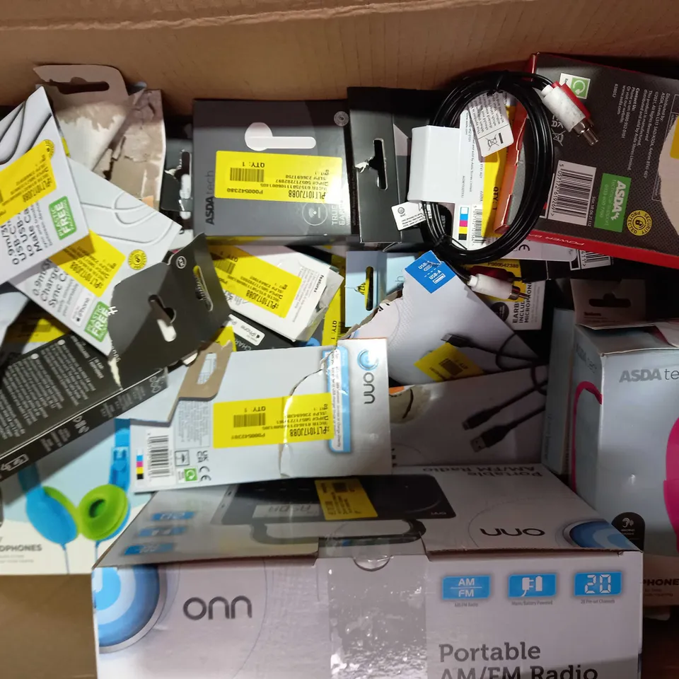 LOT OF APPROXIMATELY 30 ASSORTED ELECTRICAL ITEMS, TO INCLUDE EARBUDS, LAPTOP CHARGER, FLASH DRIVE, ETC
