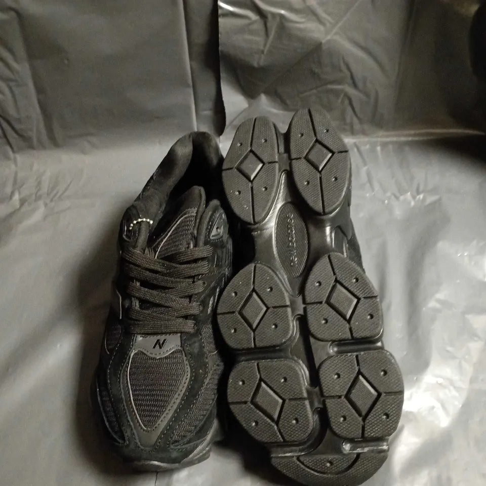 NEW BALANCE MEN'S RUNNING SHOES – BLACK/CHARCOAL - SIZE UK 8 