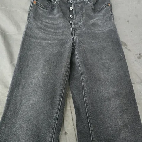 LEVI'S JEANS IN CHARCOAL SIZE 25