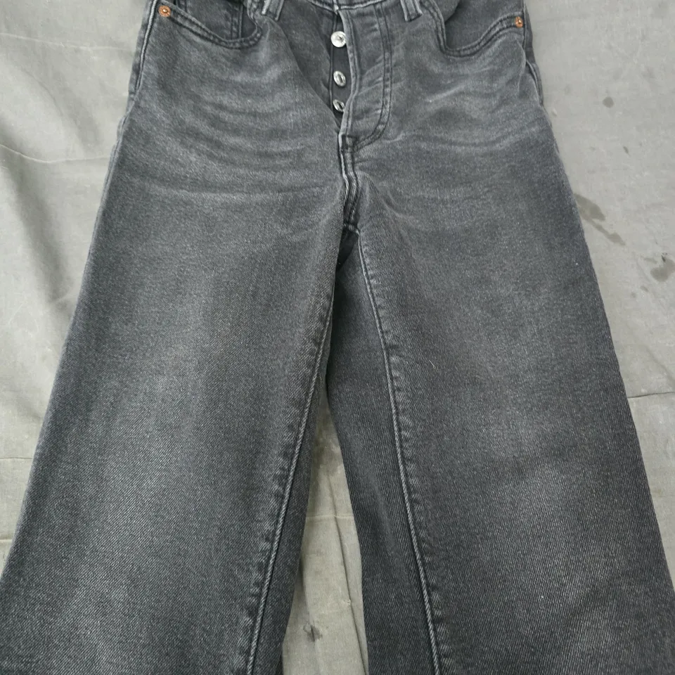 LEVI'S JEANS IN CHARCOAL SIZE 25