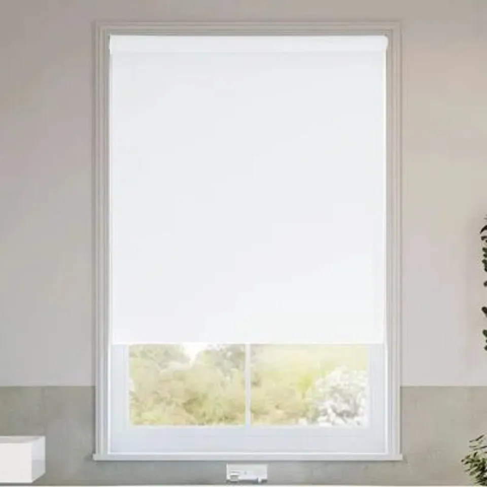 BOXED INDOOR BLACKOUT TRIMMABLECROLLER BLIND (1 BOX )