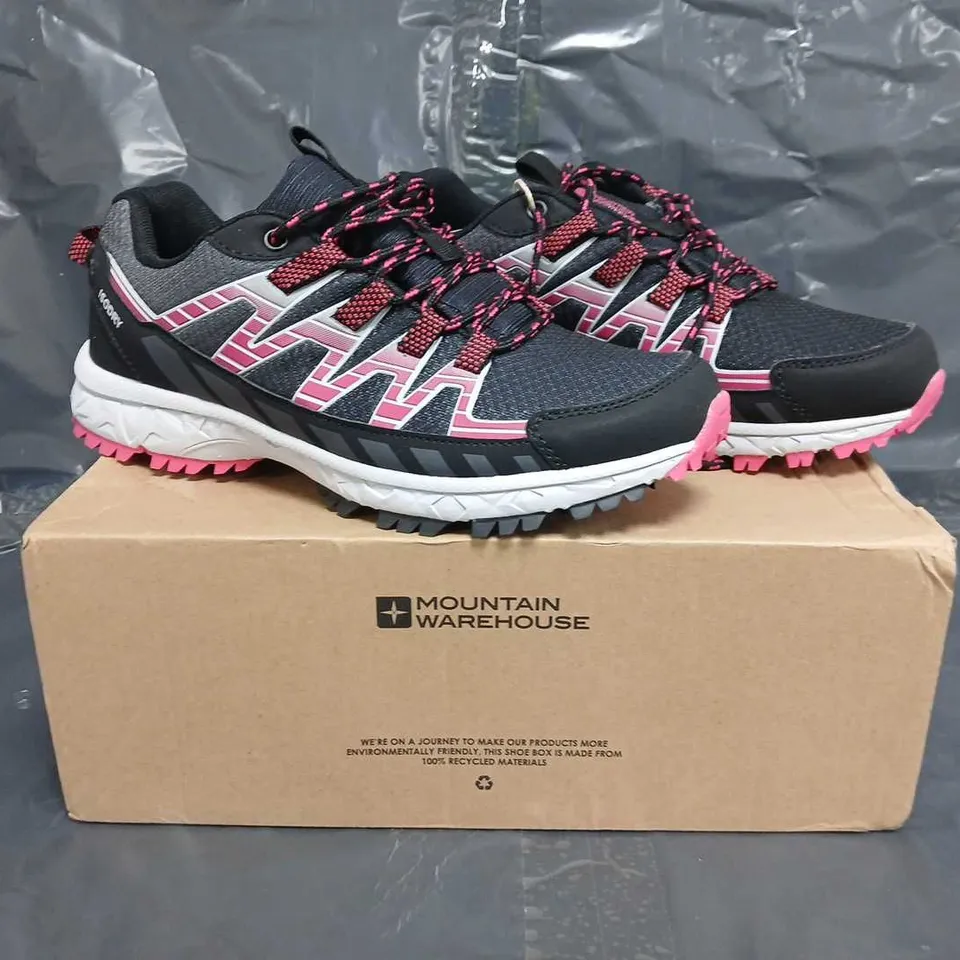 BOXED PAIR OF MOUNTAIN WAREHOUSE LAKESIDE WOMENS TRAIL WATERPROOF RUNNING SHOES IN BLACK/PINK SIZE UK 6