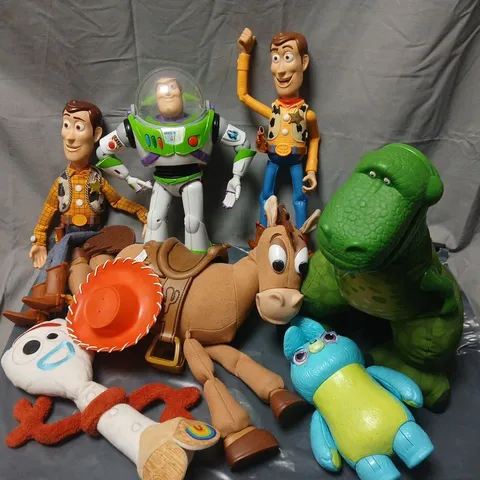 LOT OF 8 ASSORTED TOY STORY TOYS TO INCLUDE DRAWSTRING WOODY