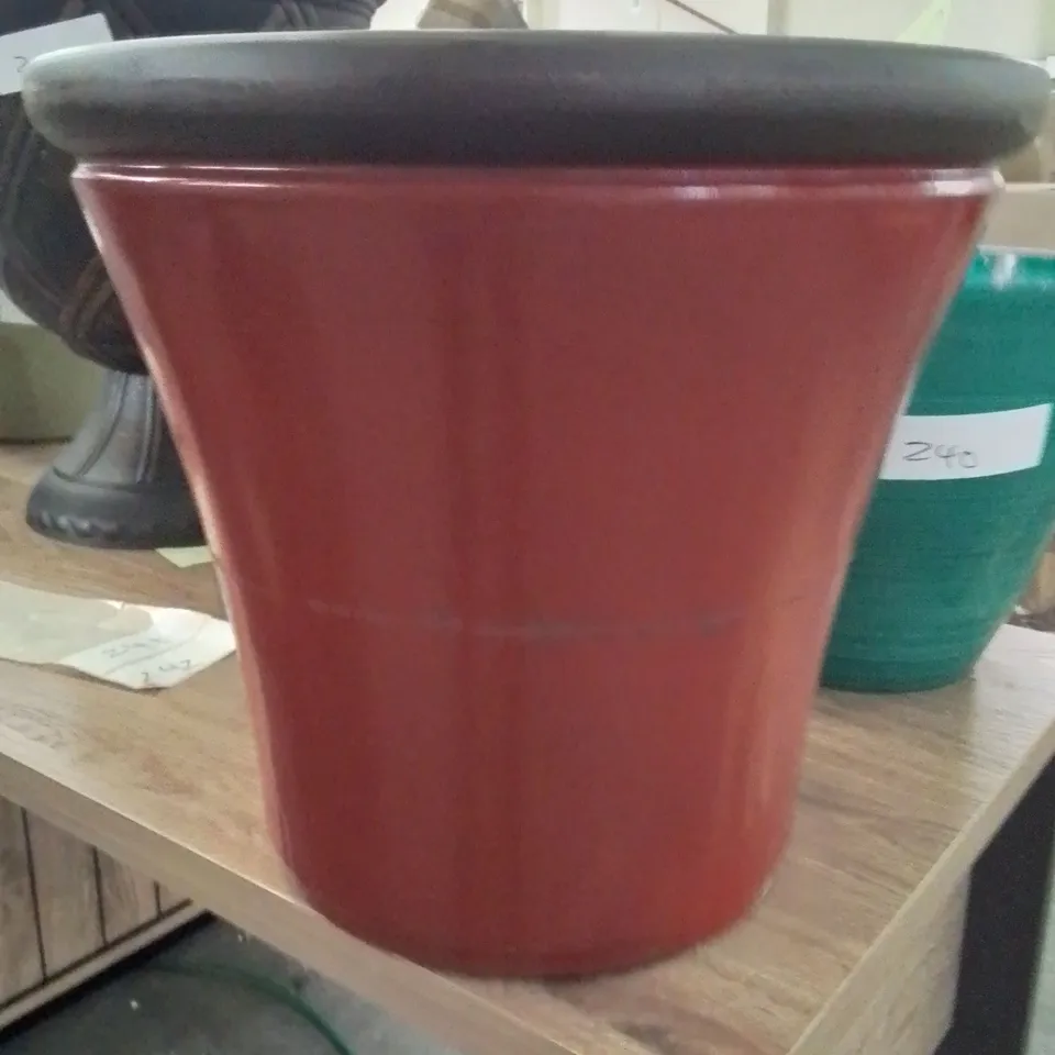 CANADY PLASTIC PLANT POT 
