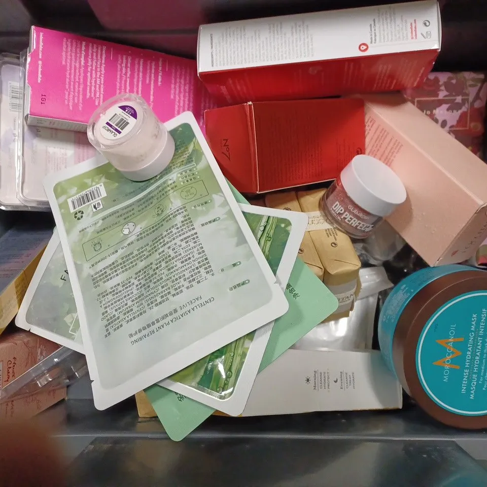 BOX OF APPROX 20 ASSORTED HEALTH AND BEAUTY ITEMS TO INCLUDE - NO7 MEN DAY MOISTURISER SPF 15 - INDEED RETINOL REFACE - MOROCCANOIL INTENSE HYDRATING MASK ECT