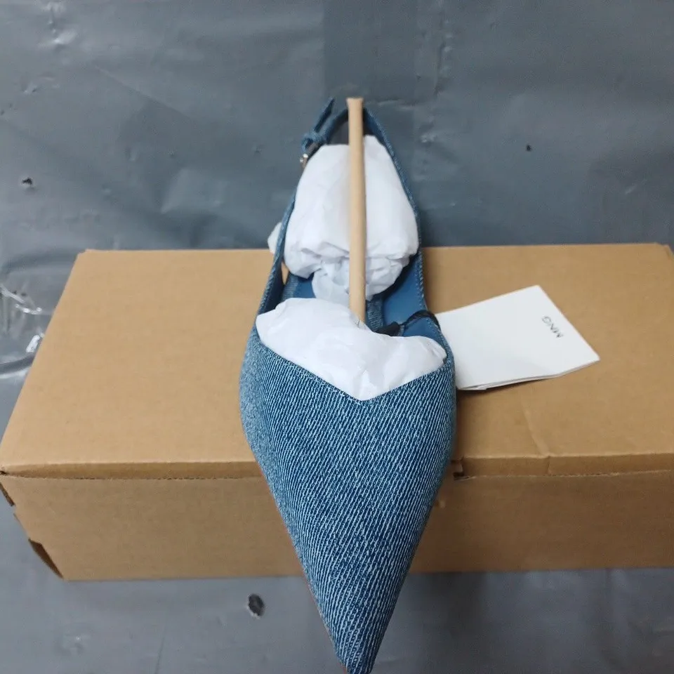 BOXED PAIR OF MNG WOMENS POINTED TOE HEELS IN BLUE - UK 4