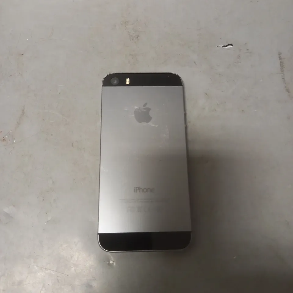 APPLE IPHONE 5S IN BLACK/SILVER