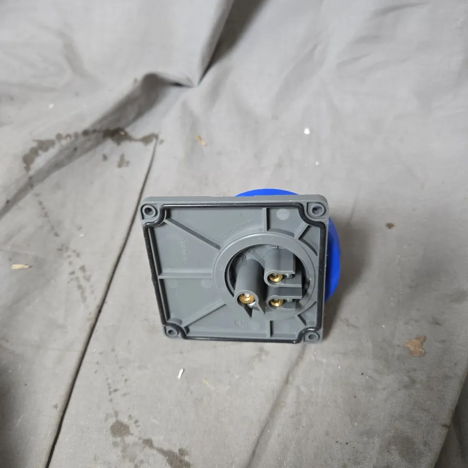 APPROXIMATELY 10 X IEC 60309 BLUE 3-POLE INDUSTRIAL POWER CONNECTOR (230V, 16A) WITH MOUNTING PLATE