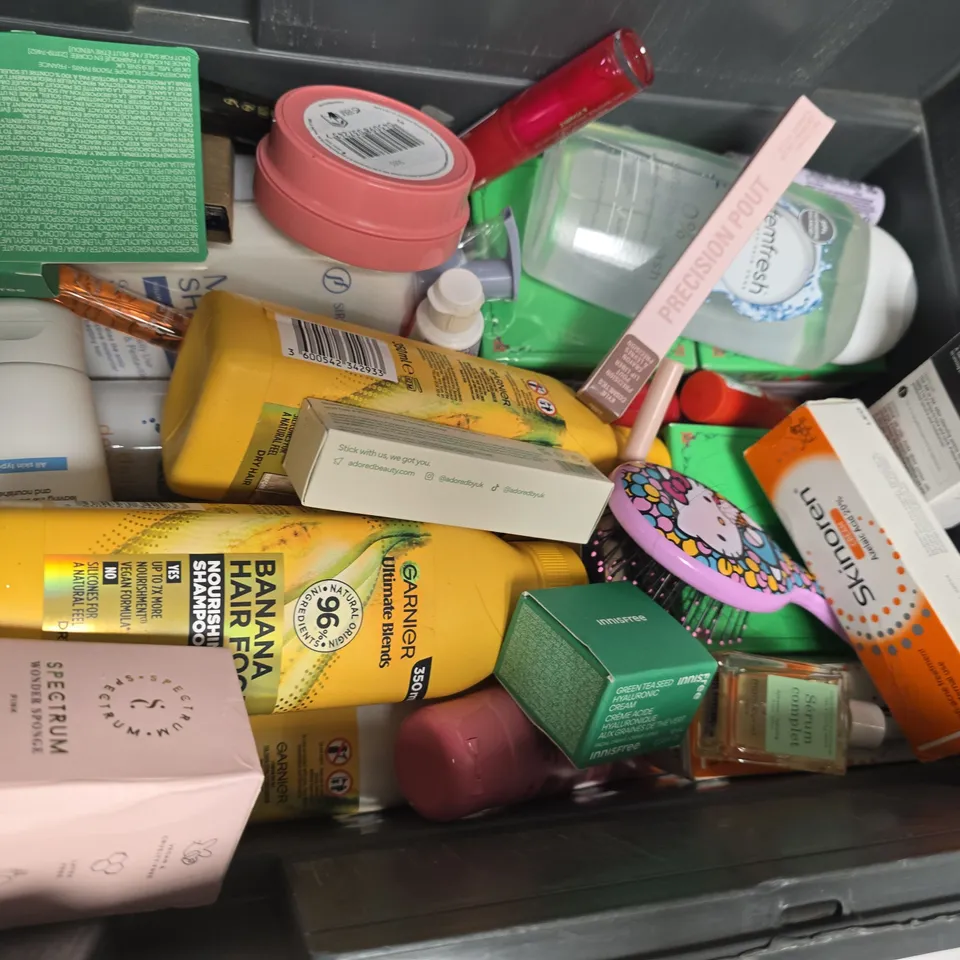 APPROXIMATELY 15 ASSORTED HEALTH & BEAUTY PRODUCTS TO INCLUDE GARNIER BANANA HAIR FOOD, FEMFRESH SENSITIVE WASH, ADORED BY DEW BOOST LIP GLOSS, ETC - COLLECTION ONLY