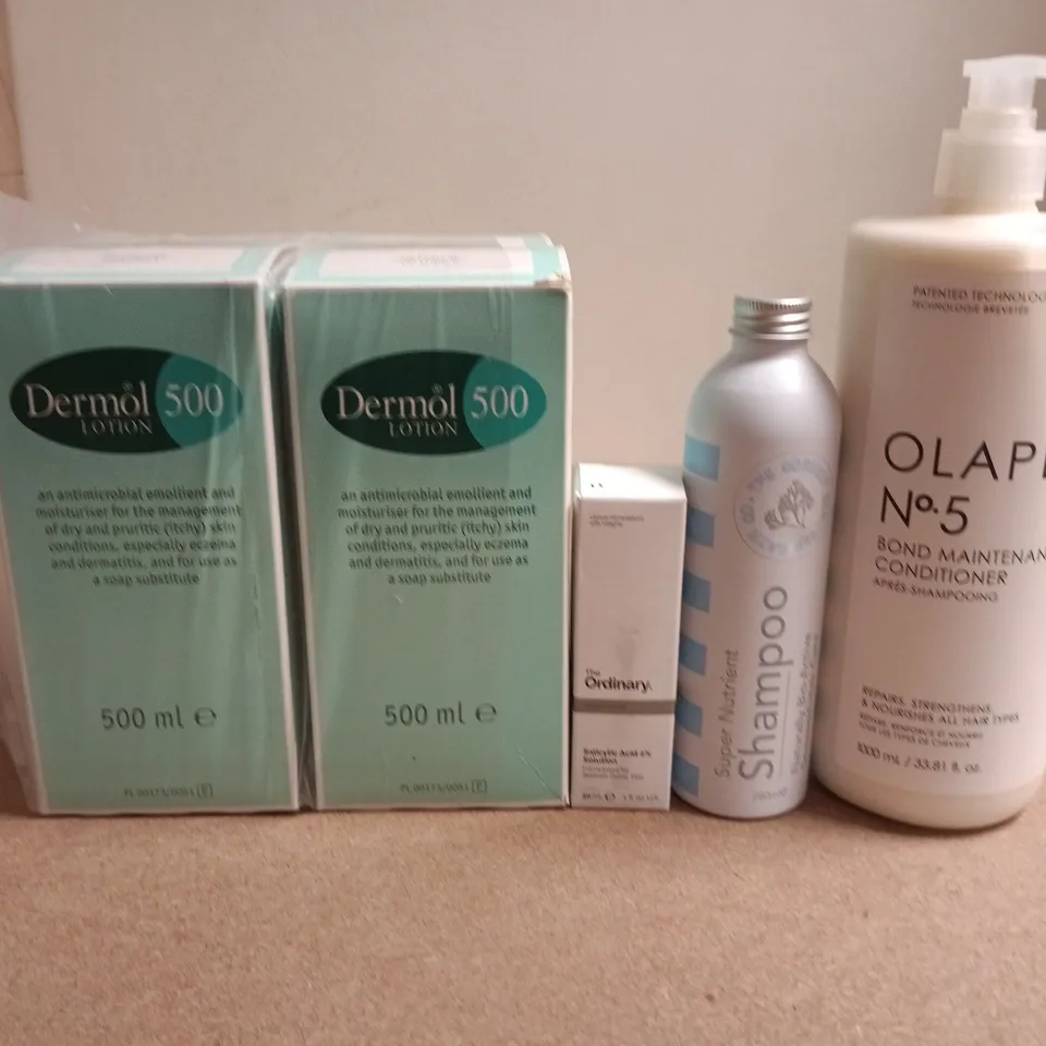 APPROXIMATELY 15 ASSORTED HEALTH & BEAUTY PRODUCTS TO INCLUDE OLAPLEX , THE ORDINARY AND DERMOL 500