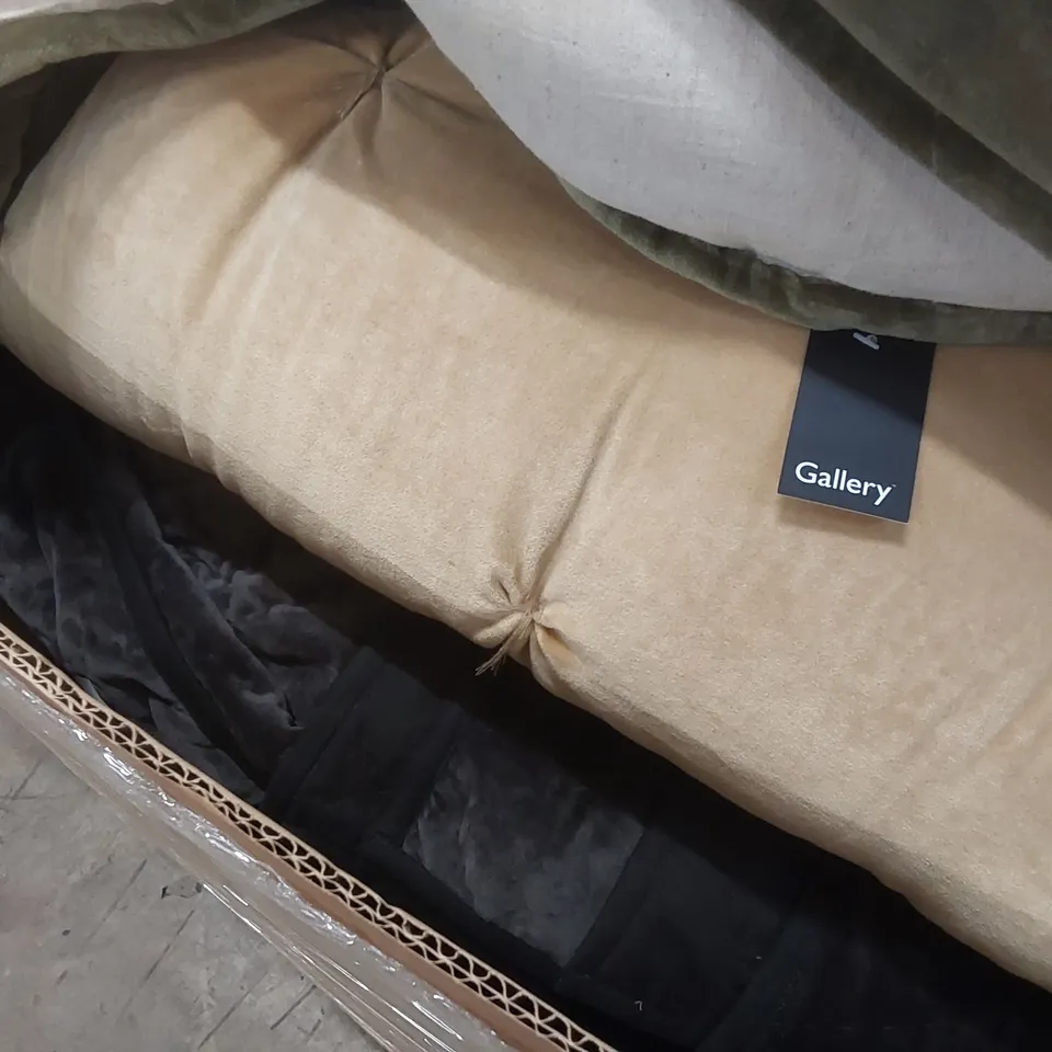 PALLET OF ASSORTED DESIGNER BEDDING/CUSHIONS ECT