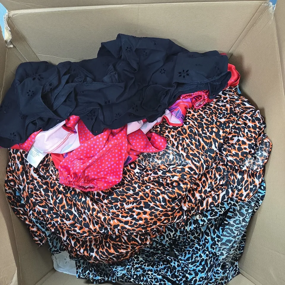 APPROXIMATELY 20 ASSORTED CLOTHING ITEMS IN VARIOUS COLOURS, STYLES AND SIZES