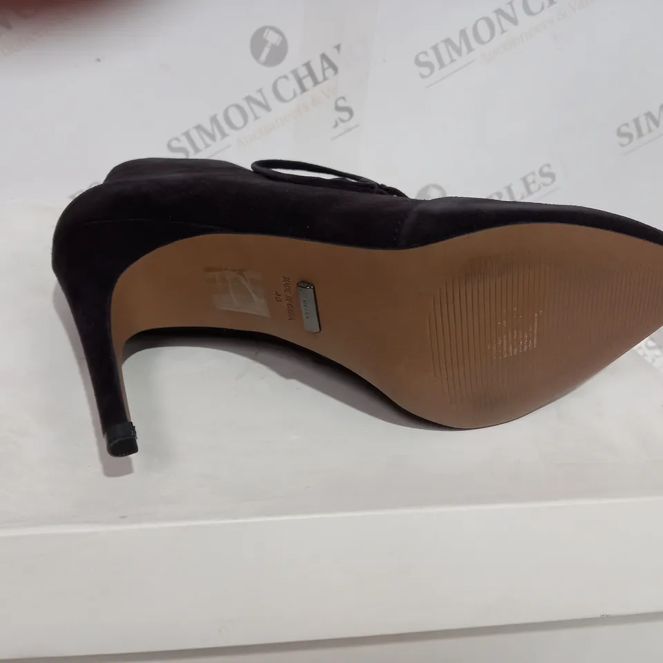 BOXED REISS SUEDE CHOCOLATE BOOT HEELS - SIZE 7