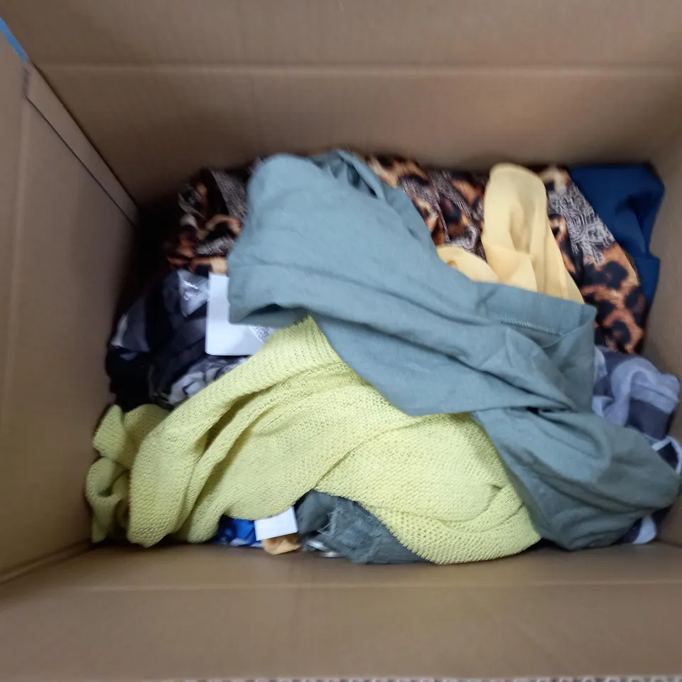 APPROXIMATELY 10 CLOTHING ITEMS INCLUDING: CARDIGANS, PANTS, TOPS, ETC