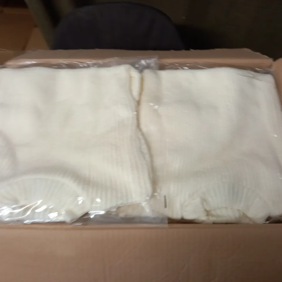 LOT OF APPROXIMATELY 40 AS NEW CREAM TEXTURED TOP - SIZE UNSPECIFIED