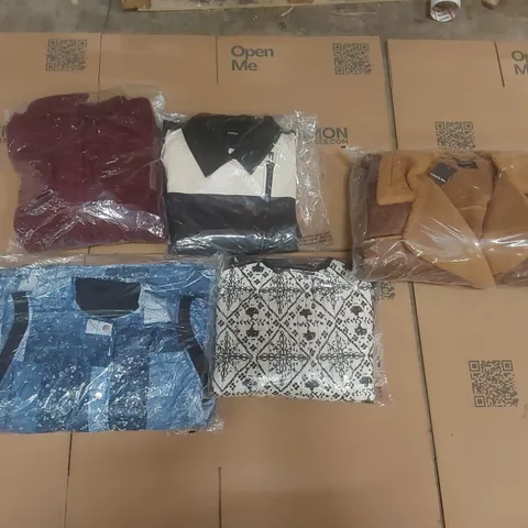 PALLET CONTAINING APPROXIMATELY 100x BRAND NEW ASSORTED DESIGNER CLOTHING ITEMS INCLUDING: JD WILLIAMS JACKETS, SIMPLY BE JACKETS ECT