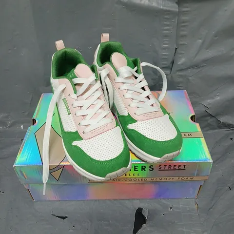 BOXED PAIR OF SKECHERS UNO 2 MUCH FUN TRAINERS IN GREEN/PINK/WHITE SIZE 6