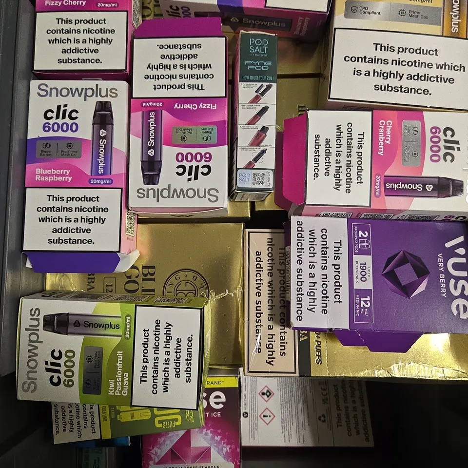 APPROXIMATELY 20 ASSORTED E-CIGARETTE & VAPING ITEMS IN VARIOUS BRANDS 