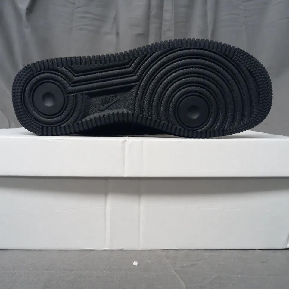 BOXED PAIR OF NIKE AIR FORCE 1 '07 SHOES IN BLACK UK SIZE 3