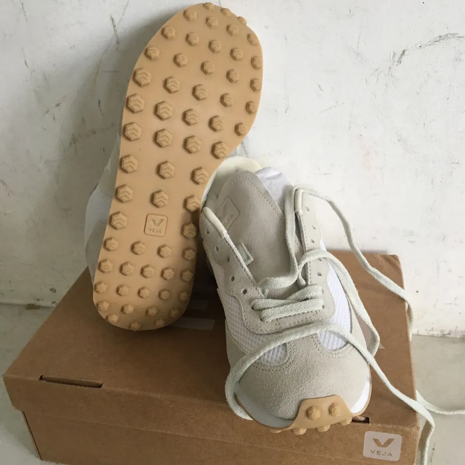 BOXED PAIR OF SIZE 6 VEJA RIO BRANCO CANVAS/MESH TRAINERS 
