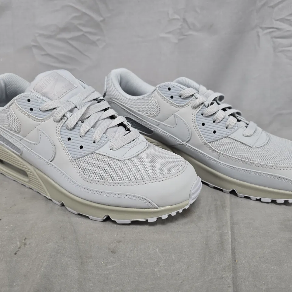 BOXED PAIR OF NIKE AIR MAX 90 TRAINERS IN GREY SIZE UK 9