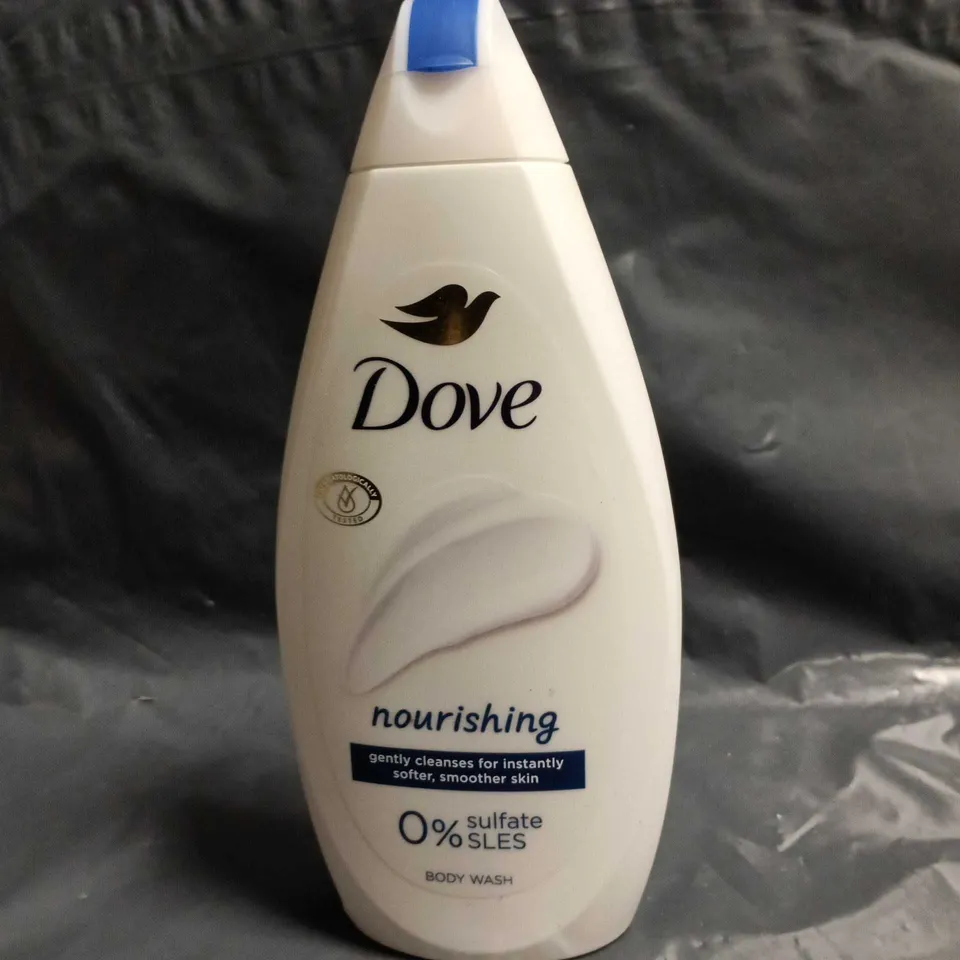 APPROXIMATELY 25 ASSORTED COSMETICS ITEMS TO INCLUDE BULLDOG SHOWER GELL, DOVE BODY WASHX2 ECT