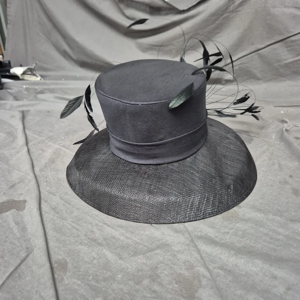 BLACK WIDE-BRIM HAT WITH DECORATIVE FEATHERS (FORMAL OCCASION)