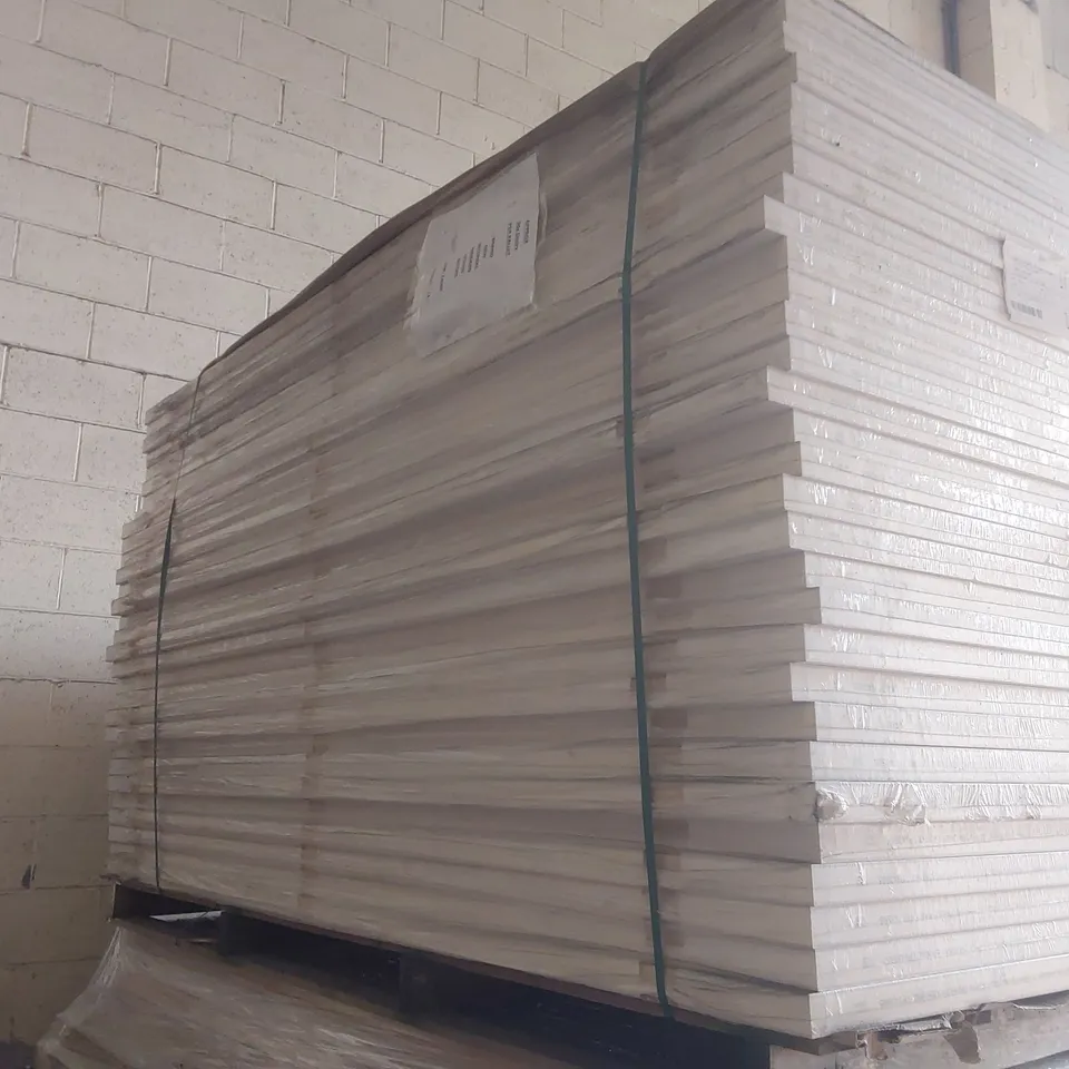 PALLET CONTAINING A VERY LARGE QUANTITY OF ASSORTED DOORS