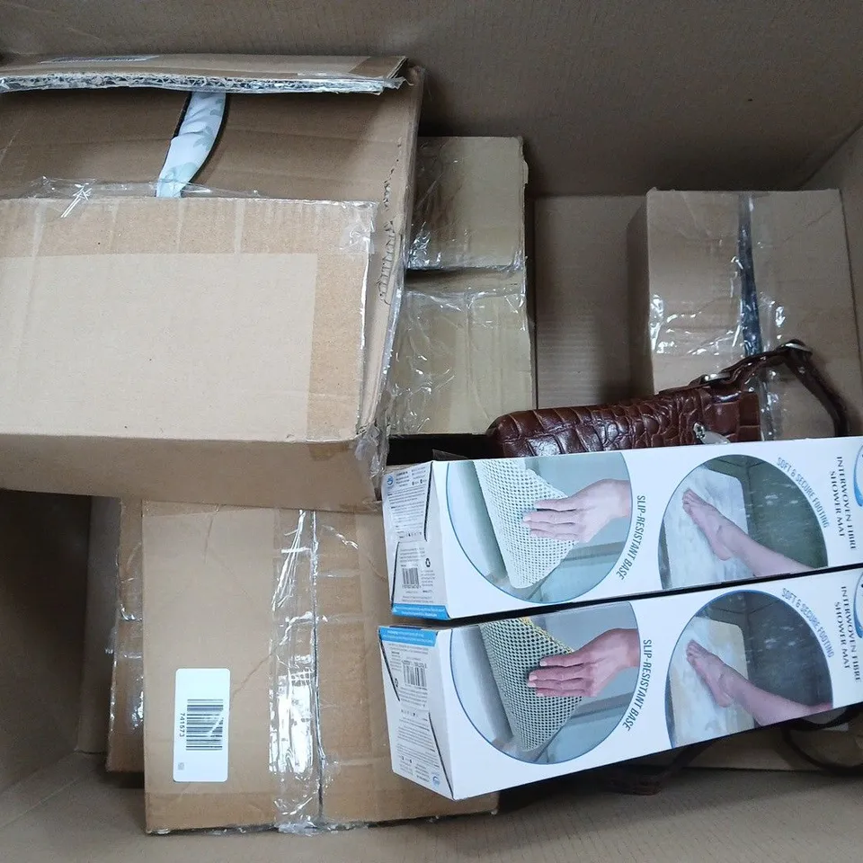 APPROXIMATELY 8 ASSORTED ITEMS TO INCLUDE INTERWOVEN FIBRE SHOWER MAT, HANDBAG, DESK LIGHT, ETC