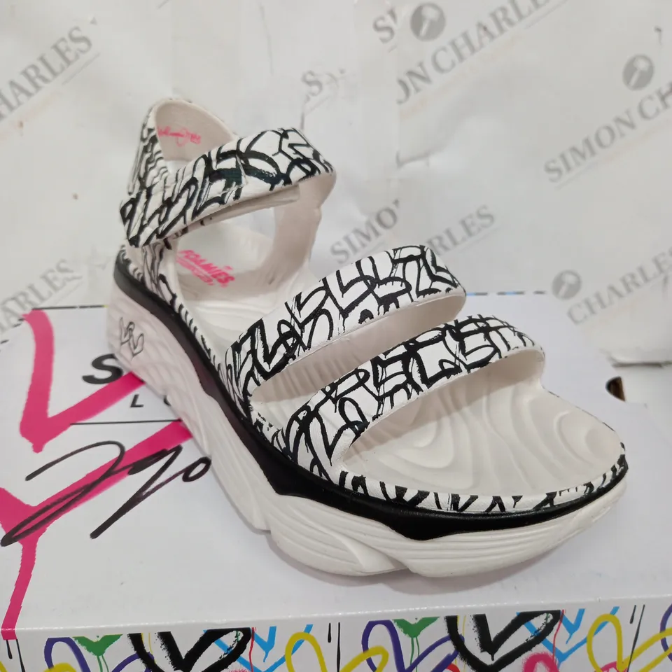 BOXED PAIR OF SKETCHERS LA SIZE 7 SANDALS 