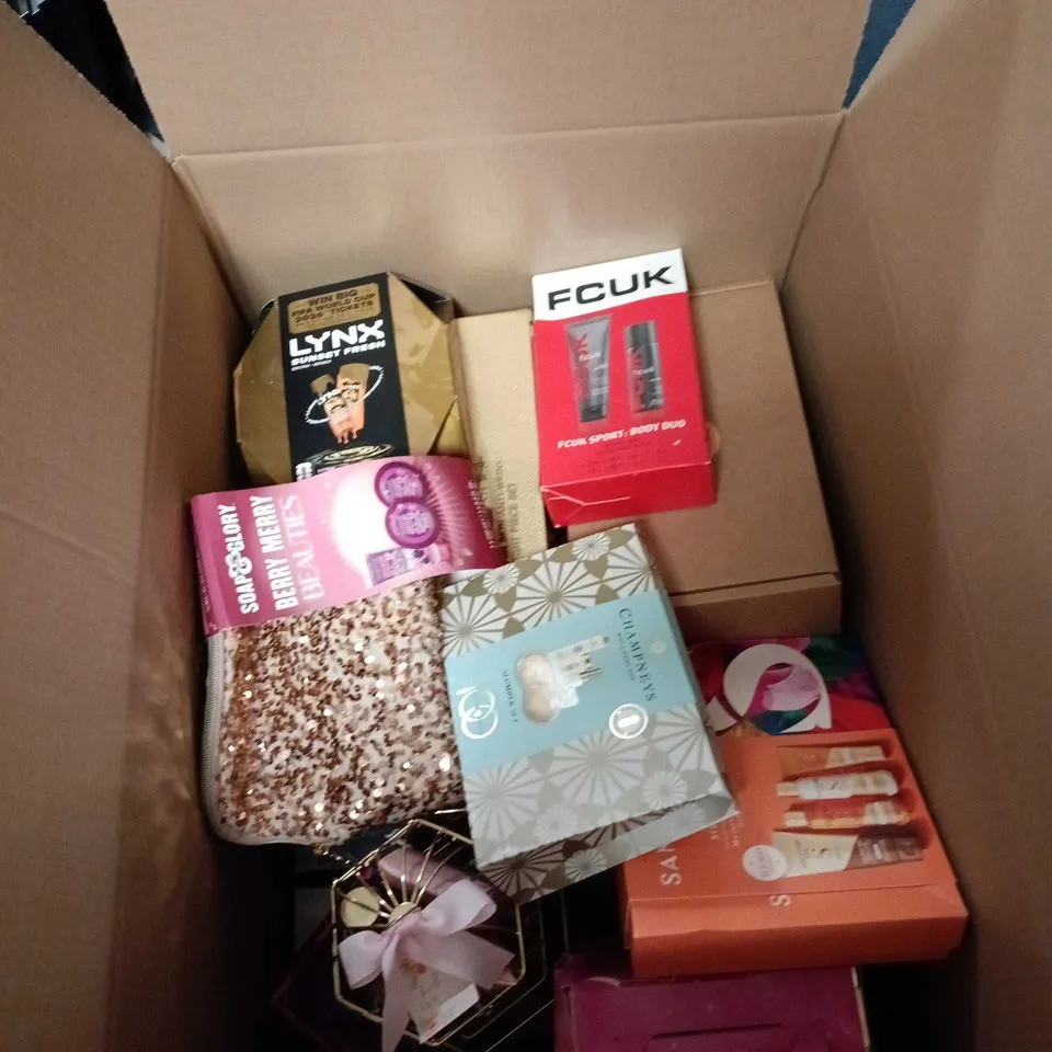 BOX OF APPROXIMATELY 25 ASSORTED COSMETIC ITEMS/BOX SETS TO INCLUDE SANCTUARY SPA, LYNX, OLD SPICE, FCUK, CHAMPNEYS ETC