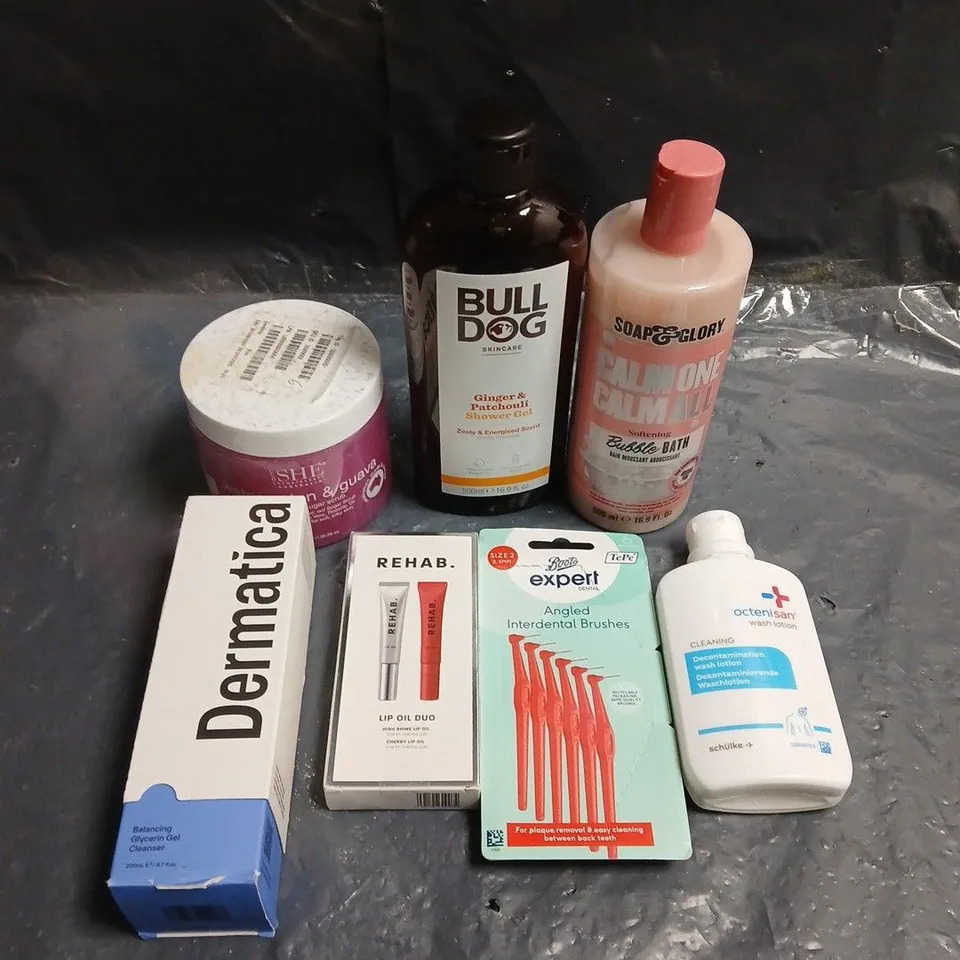 APPROXIMATELY 20 ASSORTED HEALTH & BEAUTY PRODUCTS TO INCLUDE SOAP & GLORY BUBBLE BATH, REHAB LIP OIL DUO, DERMATICA ETC