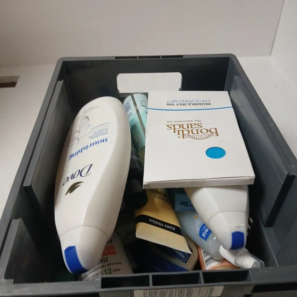 APPROXIMATELY 18 ASSORTED COSMETIC ITEMS INCLUDING BONDI SANDS EXFOLIATING MITT , BSSET COILY CURL CREAM AND DOVE BODY WASH