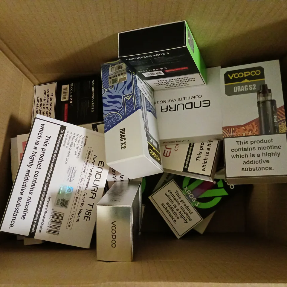 APPROXIMATELY 20 VAPES & E-CIGARETTES TO INCLUDE VOOPOO ARGUS G, VAPORESSO XROS 3, VOOPOO DRAG S2, ETC