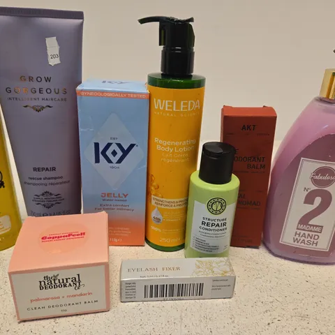 APPROX 12 ASSORTED BEAUTY PRODUCTS TO INCLUDE GROW GORGEOUS SHAMPOO, WELEDA BODY LOTION, FABULOSA HAND WASH, ETC 