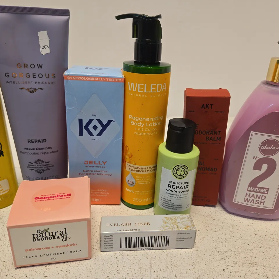 APPROX 12 ASSORTED BEAUTY PRODUCTS TO INCLUDE GROW GORGEOUS SHAMPOO, WELEDA BODY LOTION, FABULOSA HAND WASH, ETC